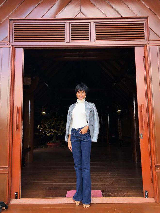 Không phải dép tổ ong, đây mới là thứ khiến HHen Niê trở nên khác biệt, chưa kể còn giúp cô hack dáng cực khủng-9