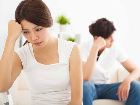 Chồng dìu nhân viên ngả ngớn vào khách sạn nhưng cảnh tượng lại khiến tôi 'cứng họng'