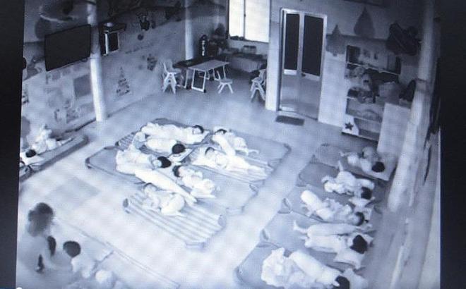 Phát hiện mũi con có máu khô, người mẹ xem camera thấy con bị cô tát rồi trùm chăn lên đầu-1