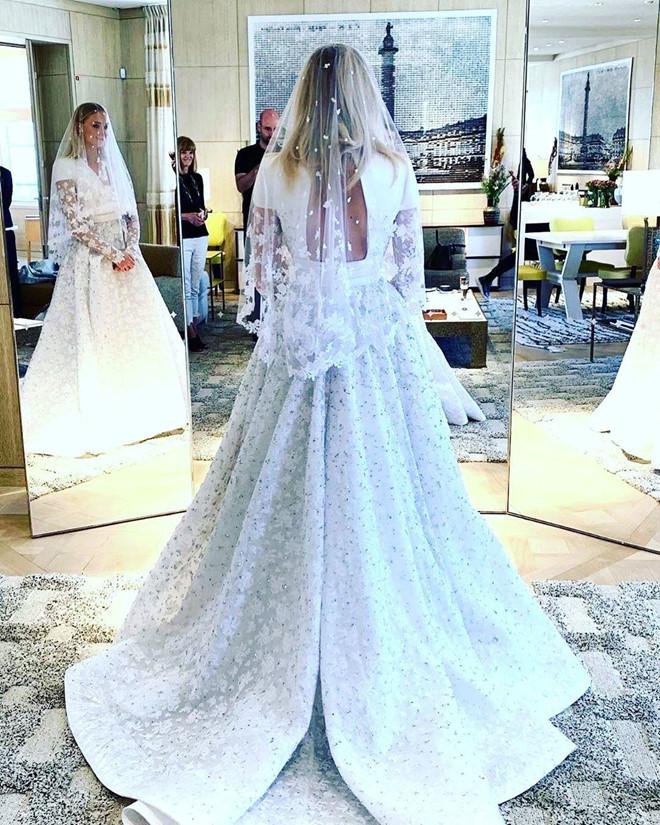 Váy cưới đính hàng chục nghìn viên pha lê của mỹ nhân X-Men-1