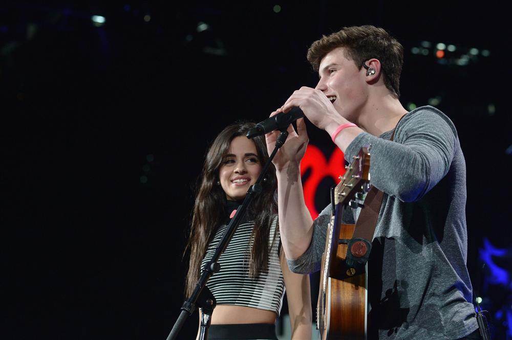 Liên tục khẳng định chỉ là bạn thân, Shawn Mendes và Camila Cabello bị bắt gặp khóa môi nồng nàn-8