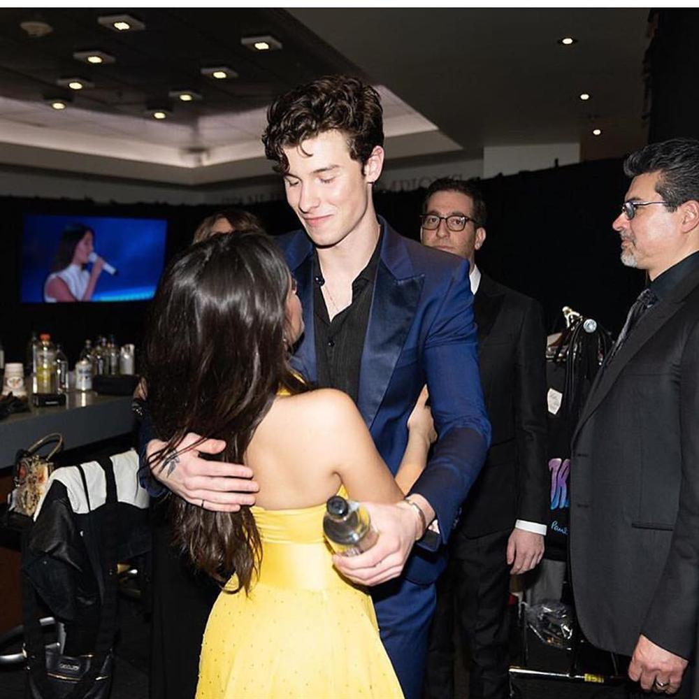 Liên tục khẳng định chỉ là bạn thân, Shawn Mendes và Camila Cabello bị bắt gặp khóa môi nồng nàn-7
