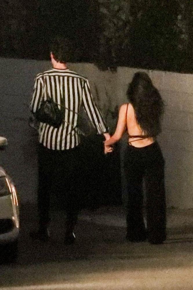 Liên tục khẳng định chỉ là bạn thân, Shawn Mendes và Camila Cabello bị bắt gặp khóa môi nồng nàn-4