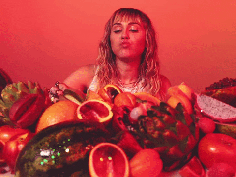 Miley Cyrus có phá cách quá đà với MV đầy cảnh sờ soạng, khỏa thân?-1