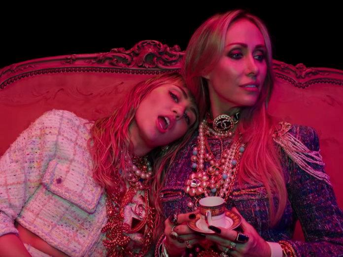 Miley Cyrus có phá cách quá đà với MV đầy cảnh sờ soạng, khỏa thân?-2