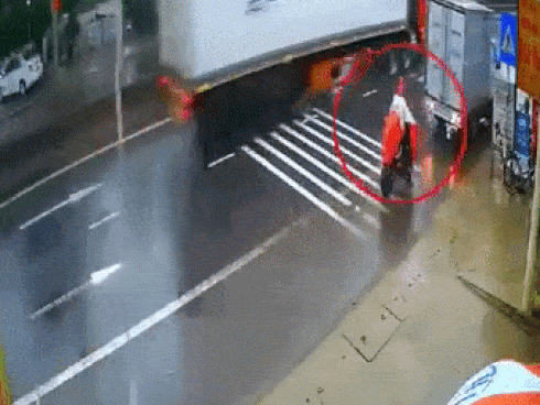 Cô gái ‘cứng’ nhất mạng xã hội hôm nay: Bị xe tải lùi trúng, vẫn ngồi lì trên xe đạp điện để ‘thi gan’ với tài xế-1