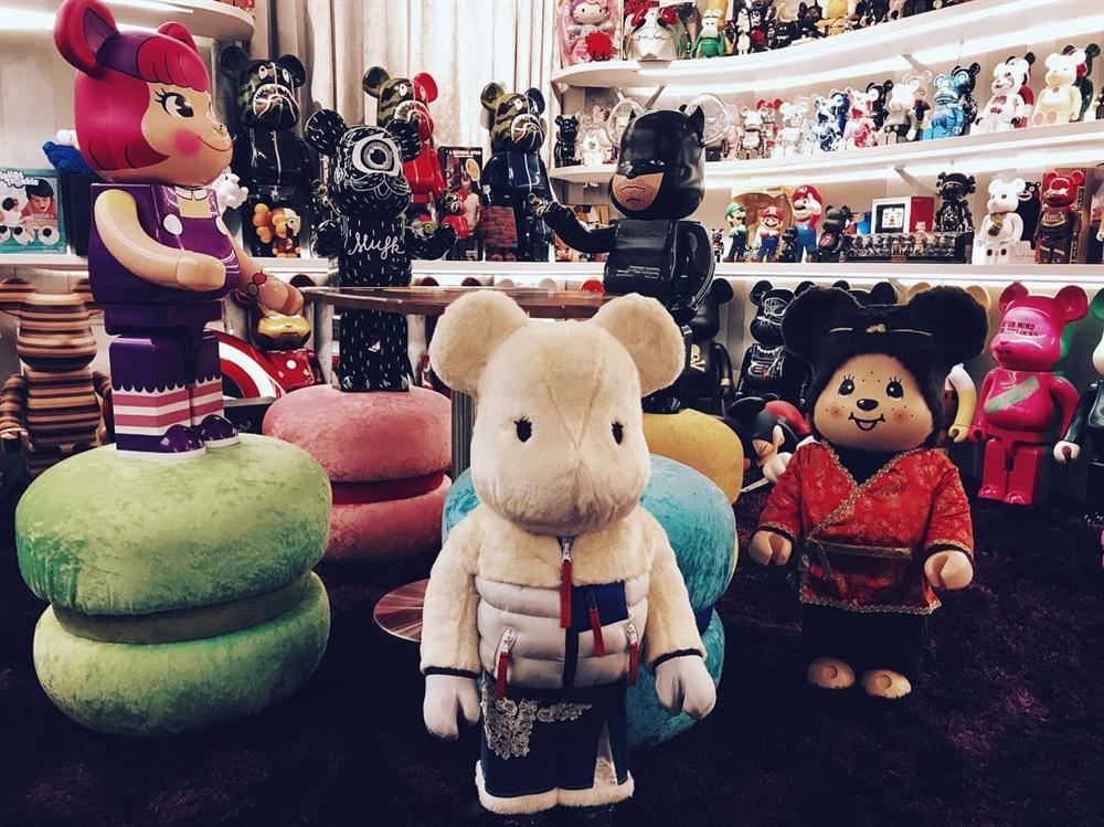 Khoe clip tiktok cực lầy lội nhưng điều mà fan trầm trồ là gia tài BEARBRICKS chục tỷ đồng của Lương Sơn Bá La Chí Tường-3