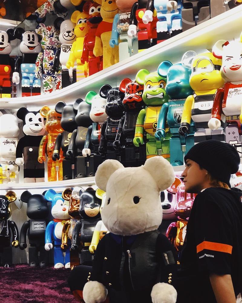 Khoe clip tiktok cực lầy lội nhưng điều mà fan trầm trồ là gia tài BEARBRICKS chục tỷ đồng của Lương Sơn Bá La Chí Tường-5