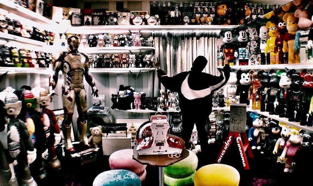 Khoe clip tiktok cực lầy lội nhưng điều mà fan trầm trồ là gia tài BEARBRICKS chục tỷ đồng của Lương Sơn Bá La Chí Tường-2