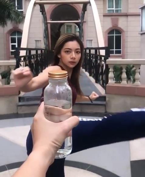 Con gái chưởng môn Vịnh Xuân bắt trend trào lưu xoay người đá nắp chai-1