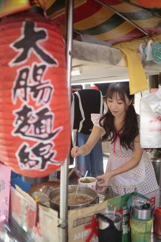 Sự thật ngã ngửa về cô gái mặc váy ngắn sexy bán mì khiến khách hàng đến ăn tận 5 bát 1 lần-5