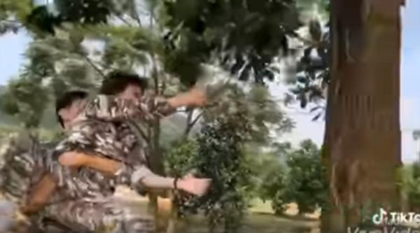 Làm siêu nhân đi giải cứu thế giới, dân mạng lại chỉ thương anh chàng hộc phở vì phải bế Bảo Hân Về nhà đi con-1