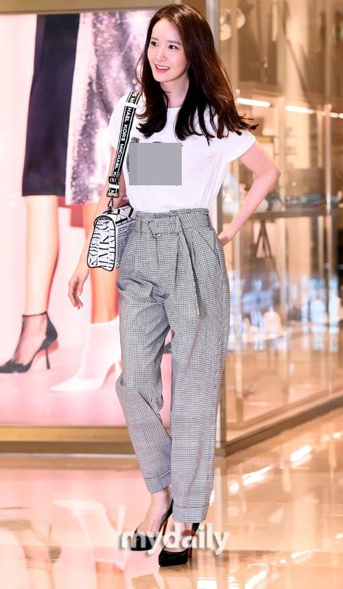 Giàu nứt đố đổ vách nhưng Yoona vẫn mê mẩn đôi giày cao gót rách sờn cả đế-2