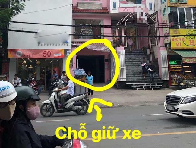 Gửi nhầm xe vào cửa hàng lưu niệm, cô gái uất ức vì bị thu 200 nghìn phí giữ xe-2