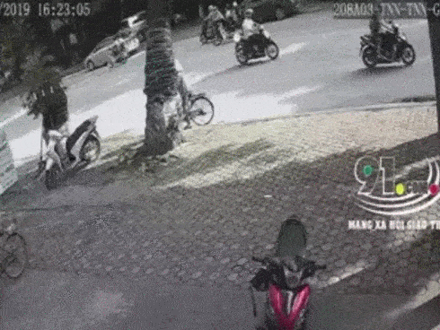 Clip: 'Xe điên' húc 2 người đi xe máy bay như chim trên đường ở Thái Nguyên