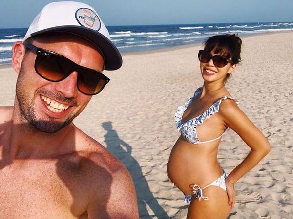 Sao Việt khoe bụng bầu với bikini: Vợ Bùi Tiến Dũng có đỉnh nhất?-12