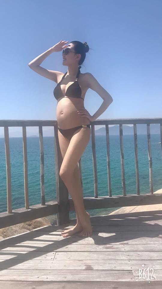 Sao Việt khoe bụng bầu với bikini: Vợ Bùi Tiến Dũng có đỉnh nhất?-9