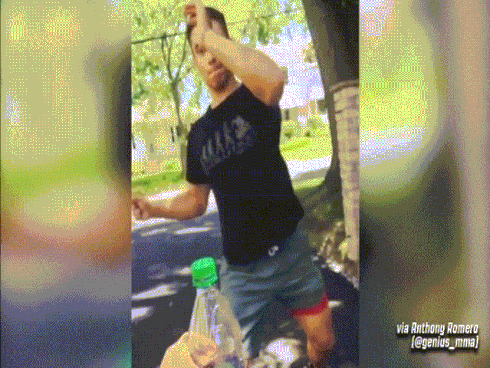 VỪA XEM CLIP VỪA RUN khi chứng kiến người đàn ông bị điện giật co cứng, phải vật lộn cứu mình-4