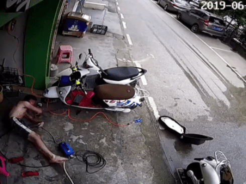 VỪA XEM CLIP VỪA RUN khi chứng kiến người đàn ông bị điện giật co cứng, phải vật lộn cứu mình