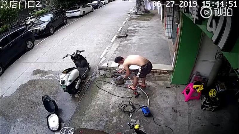 VỪA XEM CLIP VỪA RUN khi chứng kiến người đàn ông bị điện giật co cứng, phải vật lộn cứu mình-1