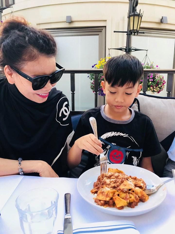 Hồ Ngọc Hà sánh đôi Kim Lý đưa gia đình khám phá xứ sở cờ hoa-2