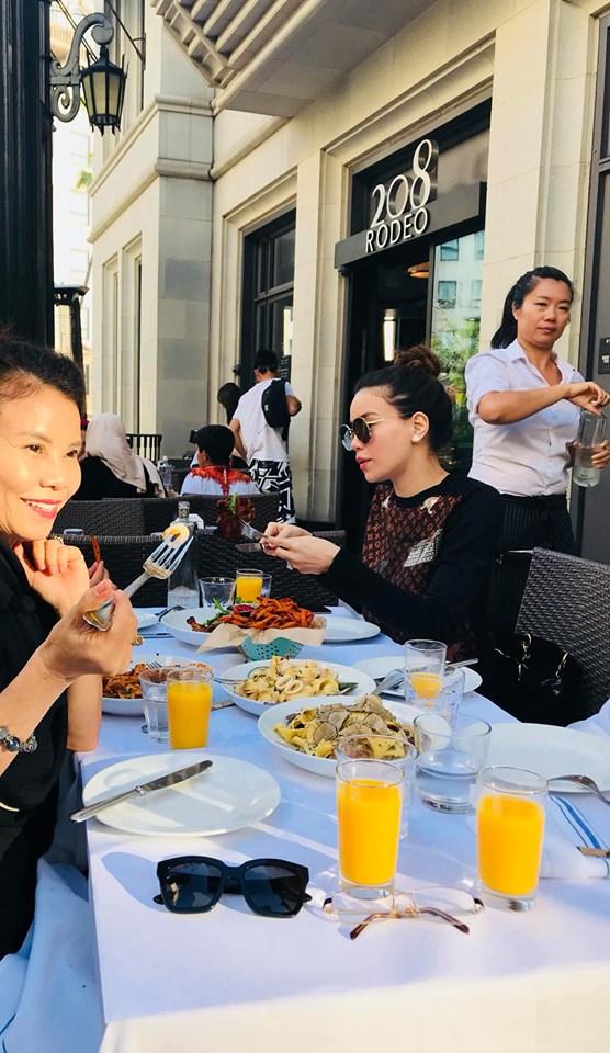 Hồ Ngọc Hà sánh đôi Kim Lý đưa gia đình khám phá xứ sở cờ hoa-3