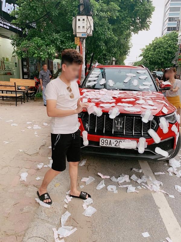 Dương Minh Tuyền bám fame bằng cách dán băng vệ sinh kín ôtô