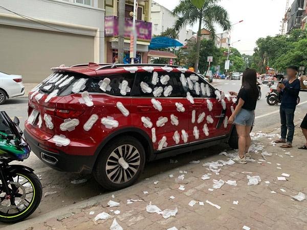 Thánh chửi Dương Minh Tuyền bị chửi sấp mặt vì dán băng vệ sinh kín ô tô rồi cho xe chạy khắp phố-5