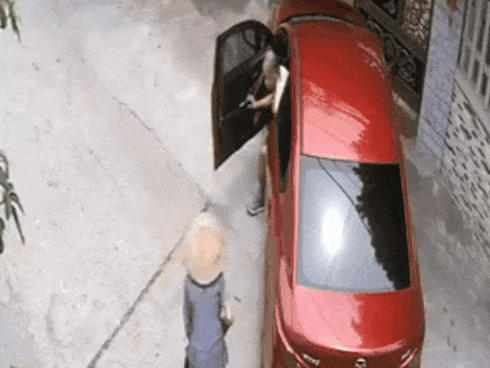 Giữa trưa nắng gắt, cụ bà 90 tuổi đi nhờ ô tô và câu nói của tài xế khiến nhiều người giật mình-1