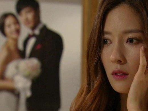 Đột ngột về nhà sớm, vợ bắt gặp chồng nhễ nhại mồ hôi và 'vật lạ' trong phòng tắm