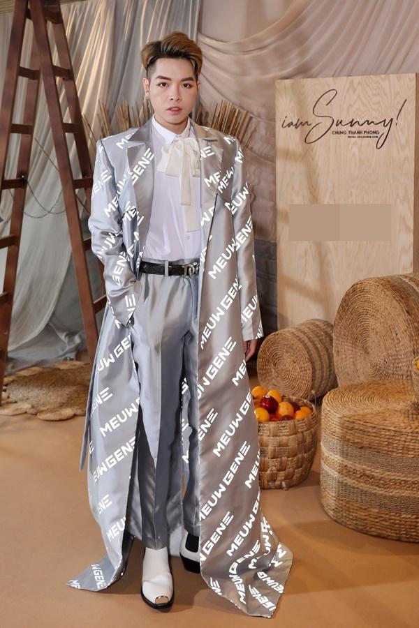 Ngọc Trinh khoe ngực đầy, chân thon; Đức Phúc nhìn phát ngốt với măng tô dài thượt đi xem show thời trang-4