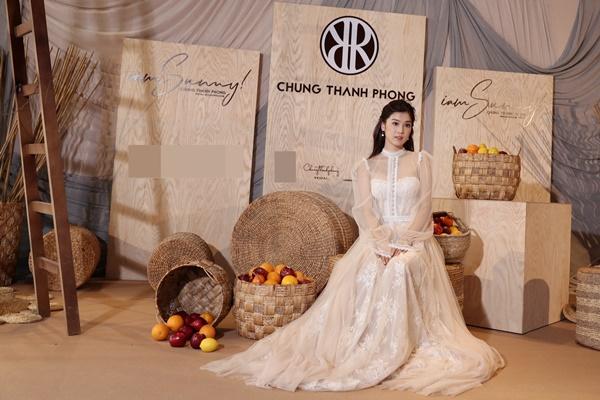 Ngọc Trinh khoe ngực đầy, chân thon; Đức Phúc nhìn phát ngốt với măng tô dài thượt đi xem show thời trang-9