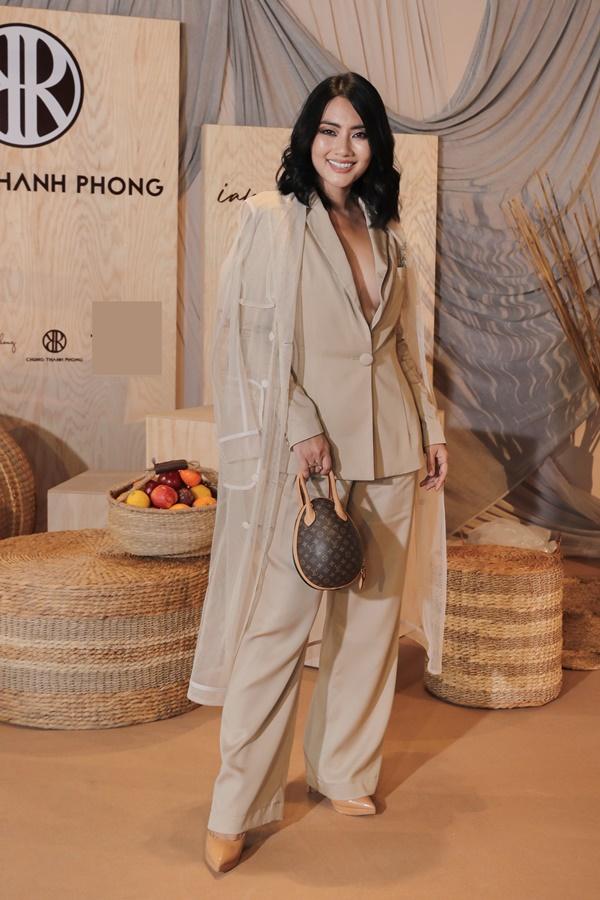 Ngọc Trinh khoe ngực đầy, chân thon; Đức Phúc nhìn phát ngốt với măng tô dài thượt đi xem show thời trang-15