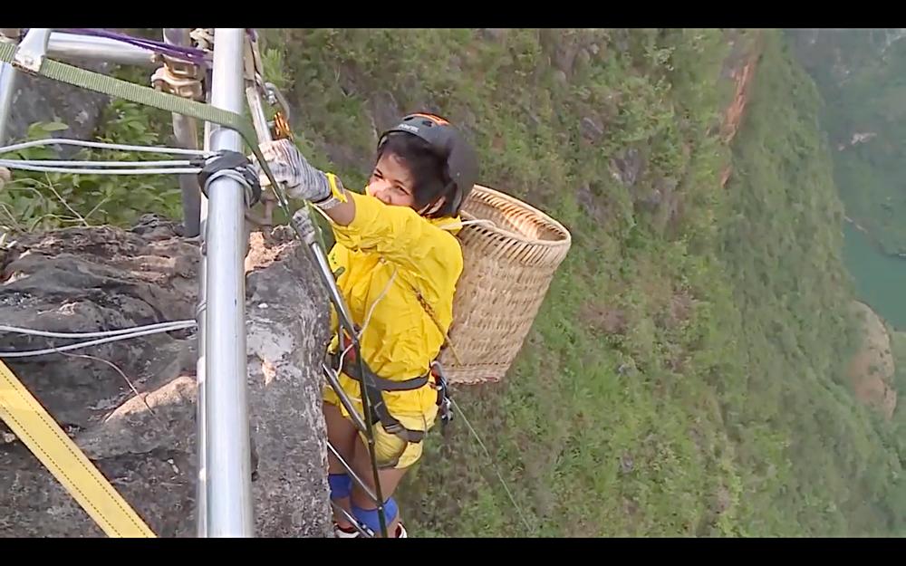 Nhìn HHen Niê cực nhọc leo thang dây, Minh Triệu hối hận khi để Kỳ Duyên thực hiện thử thách quá khó-3