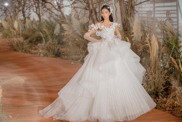 Hoàng Thùy mặc váy cưới làm cô dâu gợi cảm-1