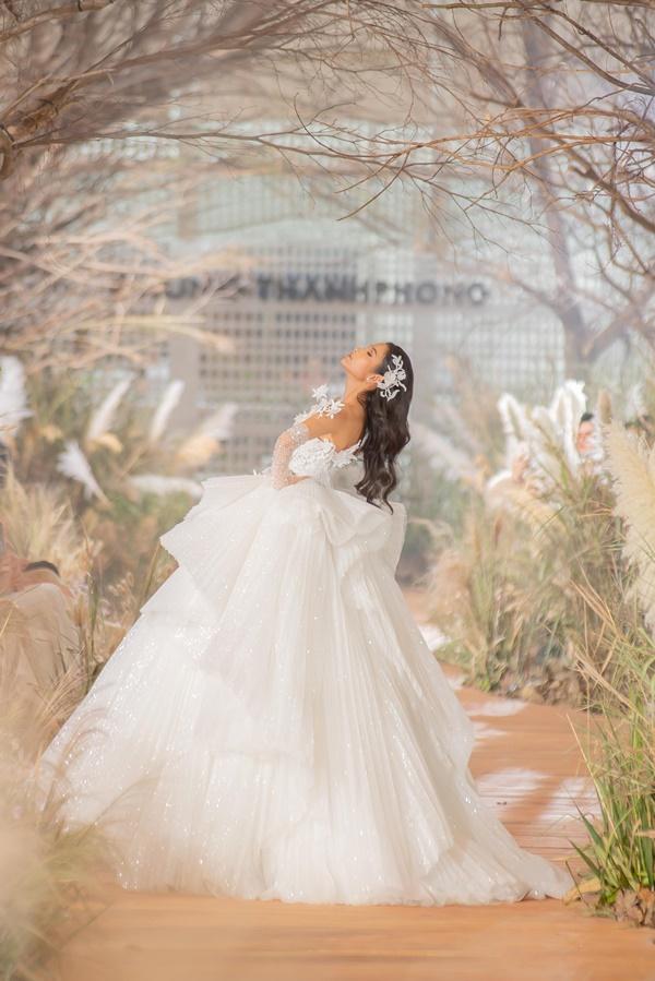 Hoàng Thùy mặc váy cưới làm cô dâu gợi cảm-3