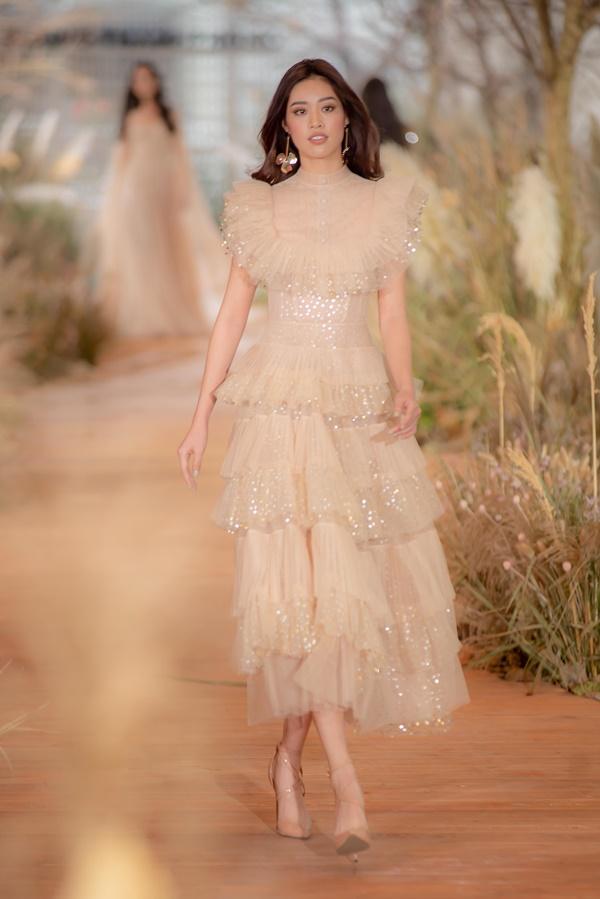 Hoàng Thùy mặc váy cưới làm cô dâu gợi cảm-7