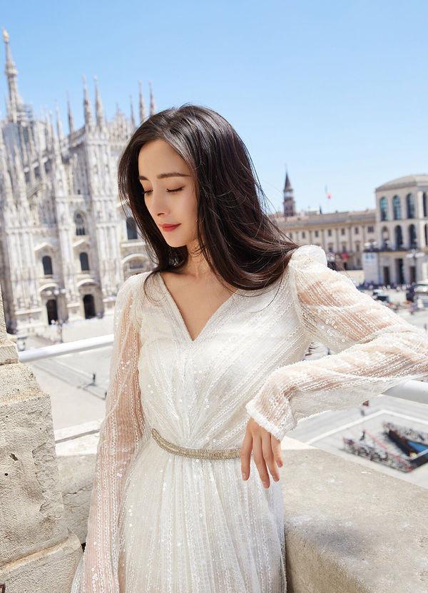 Dương Mịch đăng hình các buổi ăn và tập thể dục, eo thon gọn như tờ giấy A4 từ thói quen mà ra-1