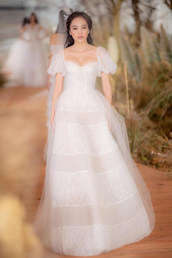 Hoàng Thùy mặc váy cưới làm cô dâu gợi cảm-12