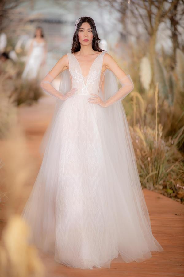 Hoàng Thùy mặc váy cưới làm cô dâu gợi cảm-13