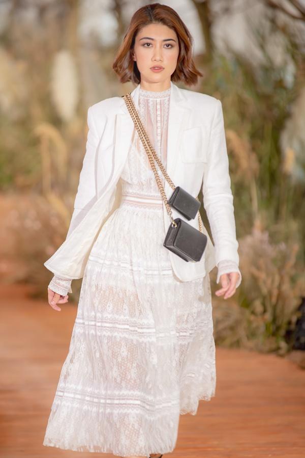 Hoàng Thùy mặc váy cưới làm cô dâu gợi cảm-19