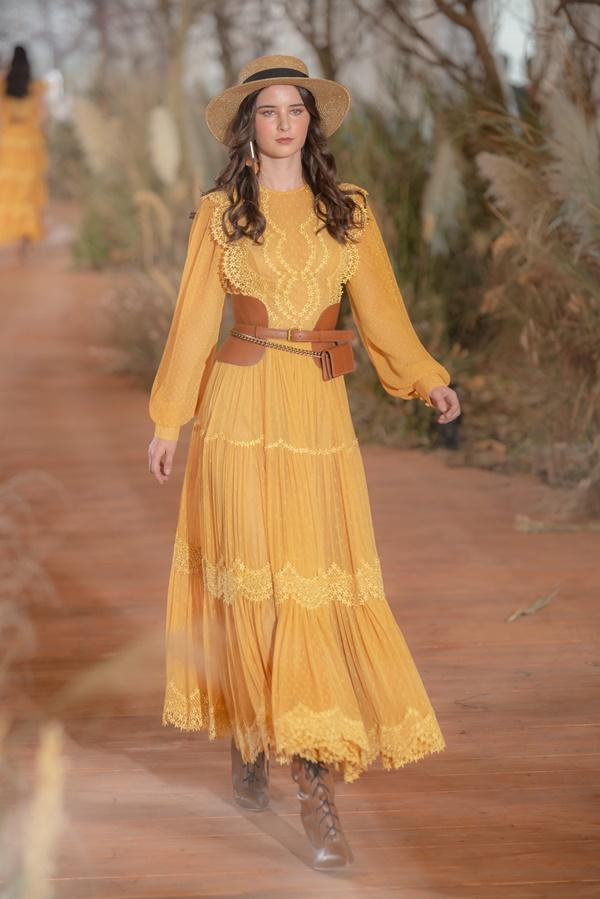 Hoàng Thùy mặc váy cưới làm cô dâu gợi cảm-26