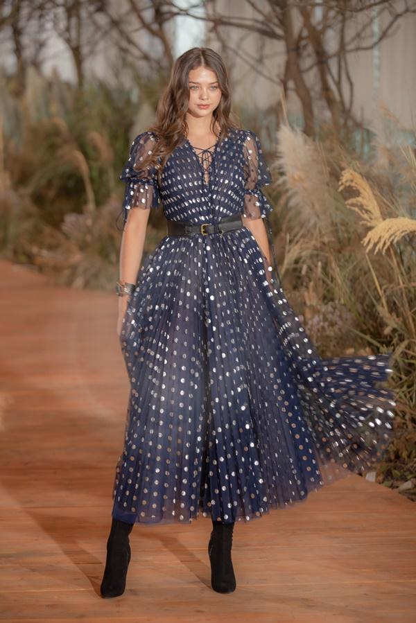 Hoàng Thùy mặc váy cưới làm cô dâu gợi cảm-25