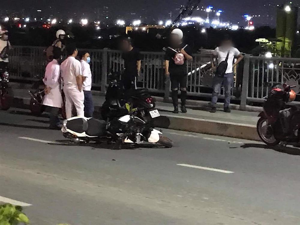 Đôi nam nữ lái xe phân khối lớn tông trúng cụ ông nhặt ve chai trên cầu Thủ Thiêm, ngồi bình thản tâm sự, không xem nạn nhân sống hay chết?-1