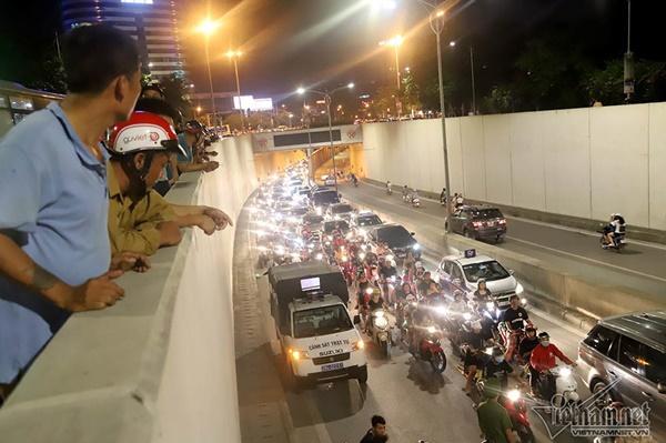 2 xe máy đâm nhau trong hầm Kim Liên, người đàn ông bị thương nặng-3