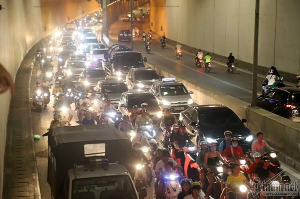 2 xe máy đâm nhau trong hầm Kim Liên, người đàn ông bị thương nặng-4