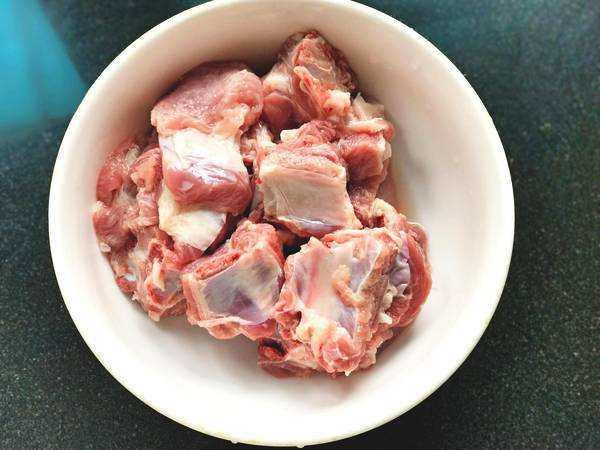 Sườn có 3 dấu hiệu này người bán không bao giờ mang về ăn, chị em nên tránh xa-3