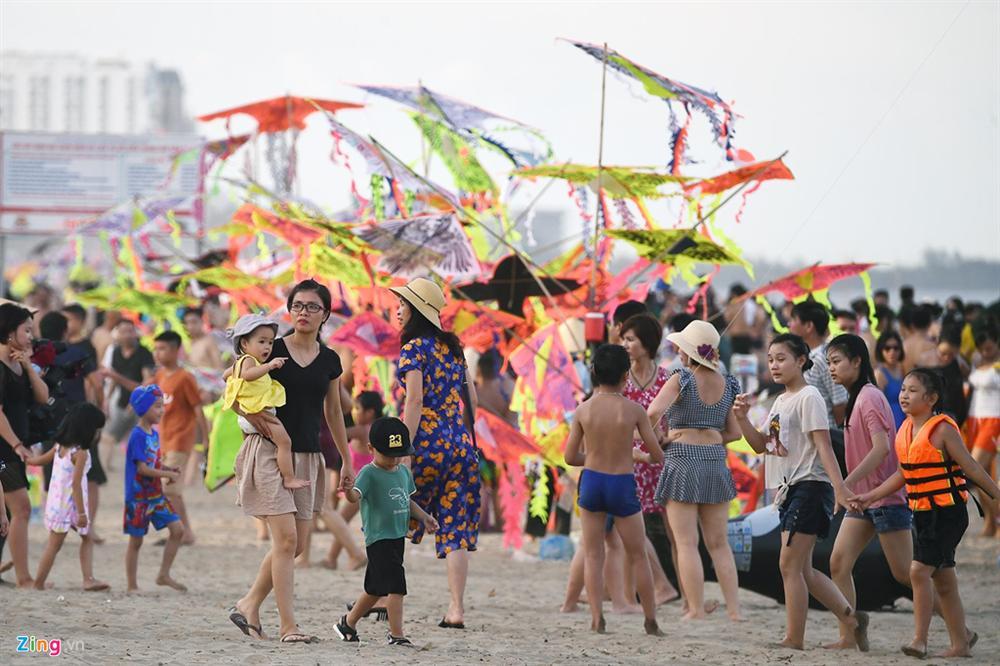 Hàng trăm nghìn người nhảy sóng ở bãi biển nước đục ngầu-1