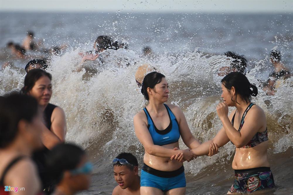 Hàng trăm nghìn người nhảy sóng ở bãi biển nước đục ngầu-10
