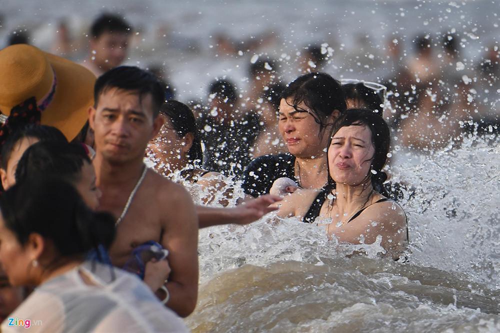Hàng trăm nghìn người nhảy sóng ở bãi biển nước đục ngầu-11
